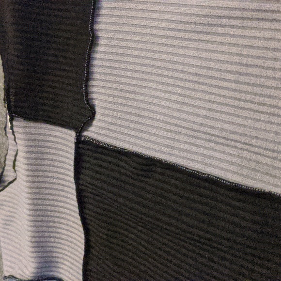 Back & Grey Ribbed Color Block Crop Top - Picture 3 of 4